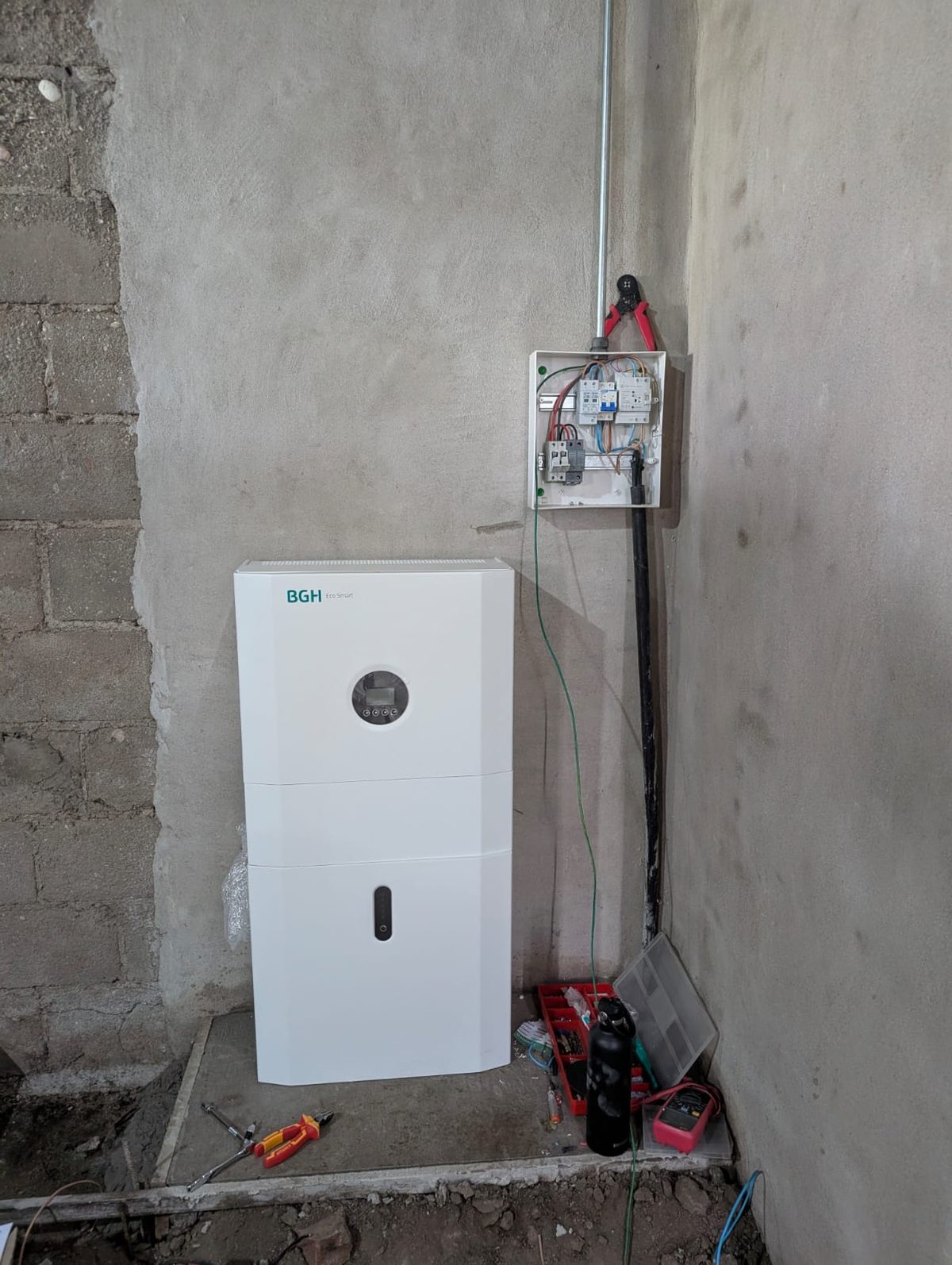 Inversor híbrido BGH Eco Smart instalado en la vivienda de la familia N.F., Coronel Dorrego