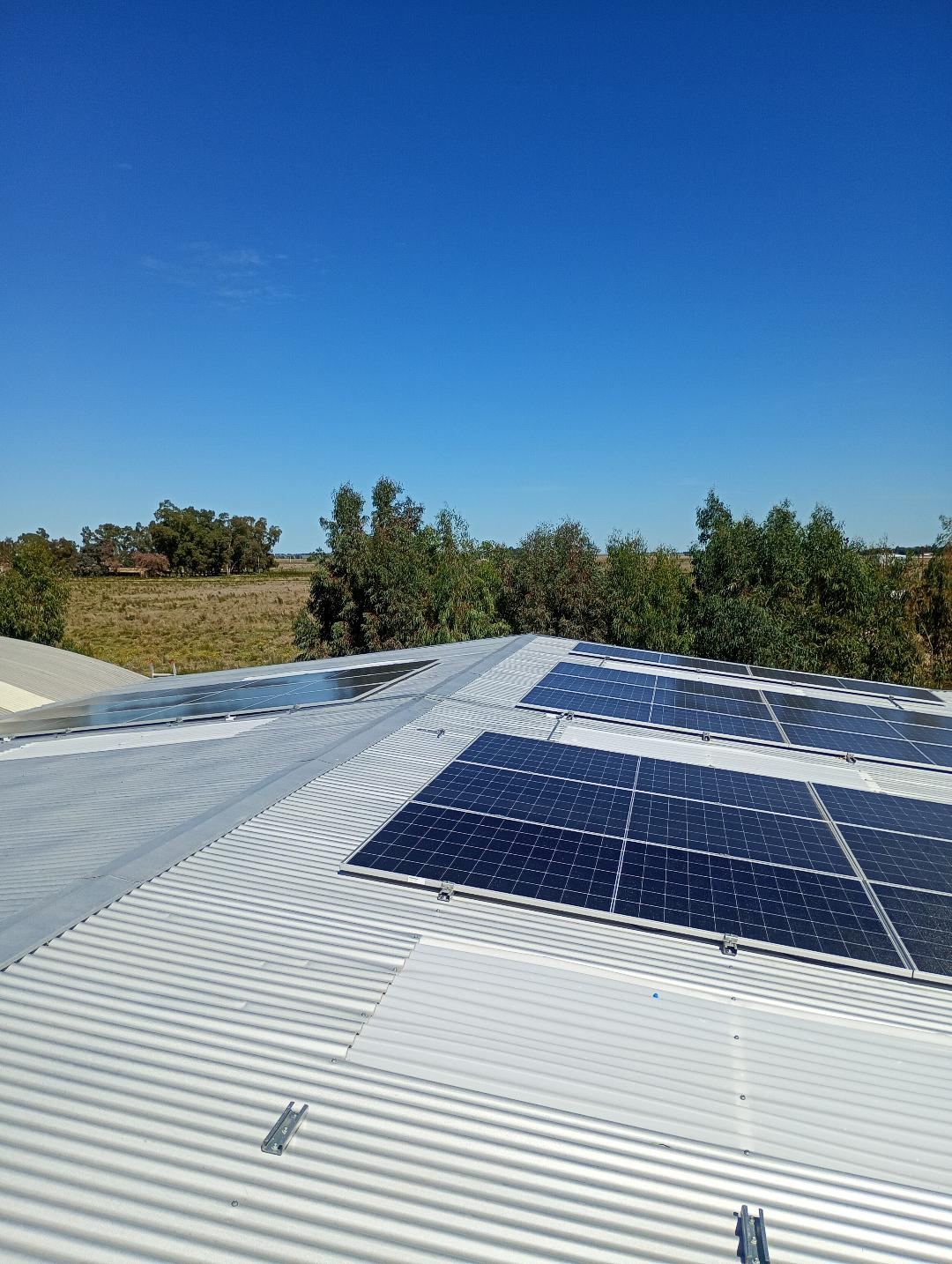 Paneles solares instalados en techo de vivienda, Coronel Dorrego