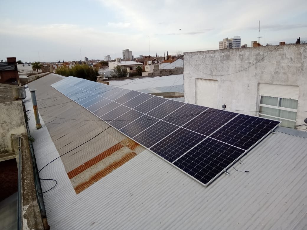 Paneles solares en techo urbano de local comercial, Tres Arroyos