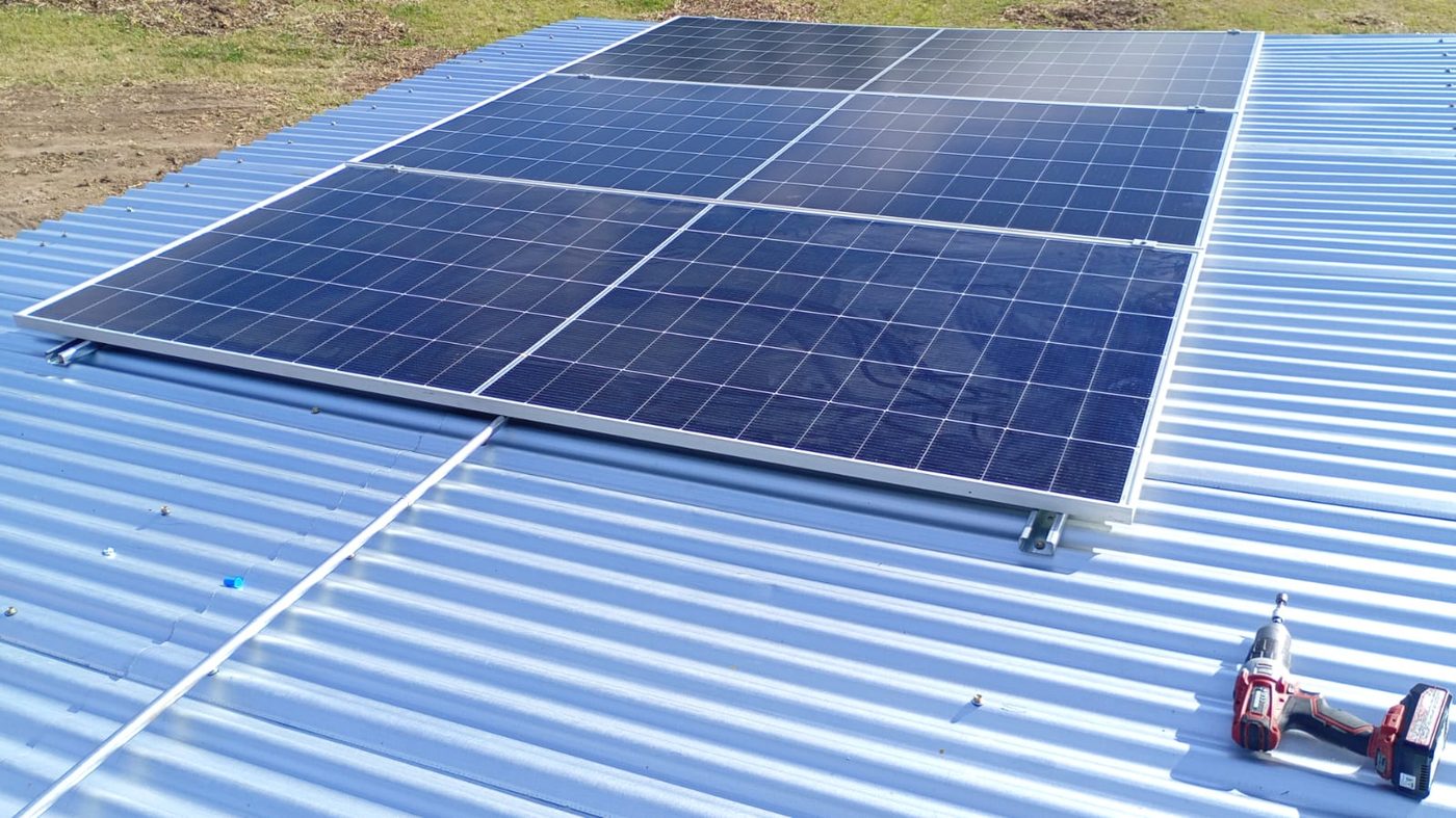 Paneles solares en techo de chapa, complejo recreativo en la costa