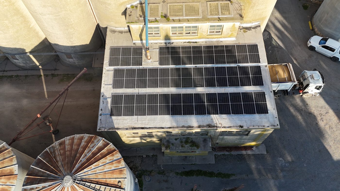 Vista aérea de planta de silos con paneles solares en el techo, zona De la Garma