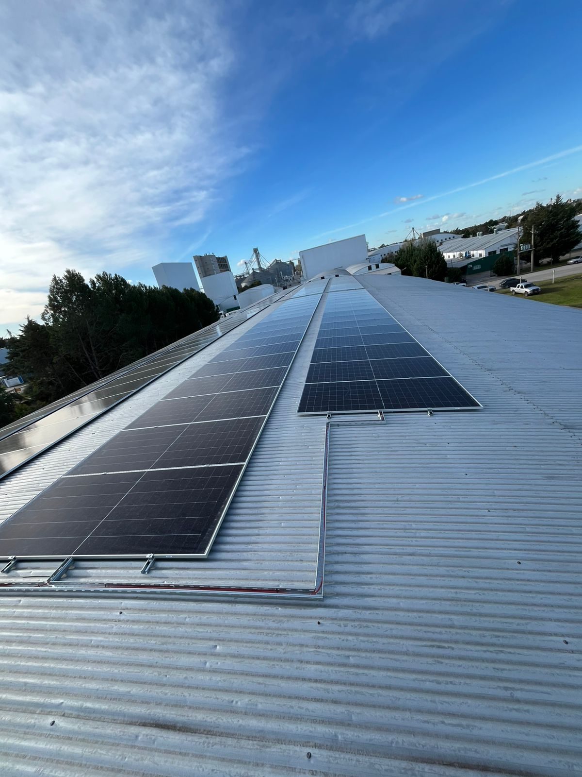 Techo industrial con paneles solares, Excelencia Química, Tres Arroyos