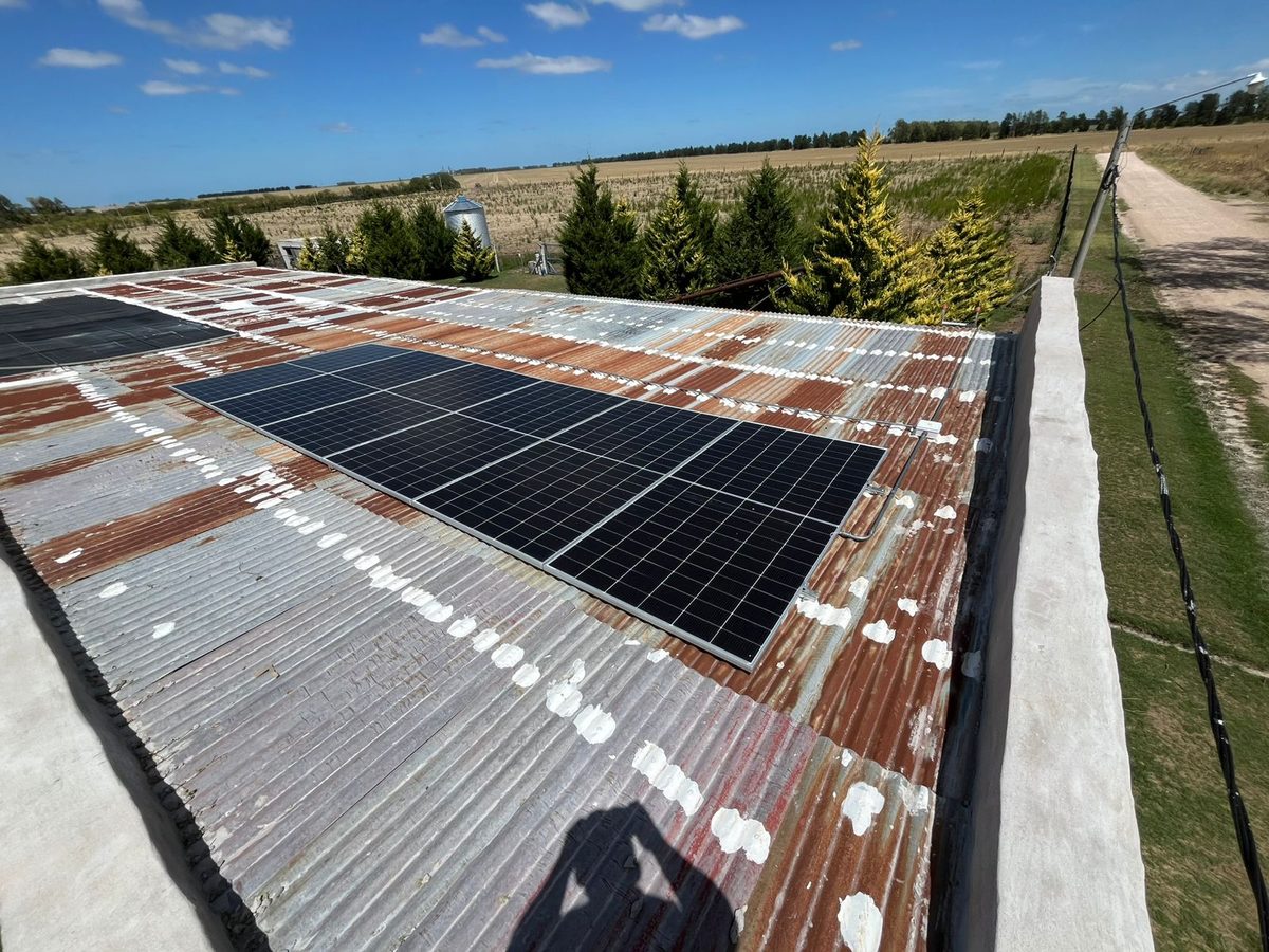 Paneles solares en techo de chapa, vivienda residencial en Coronel Dorrego