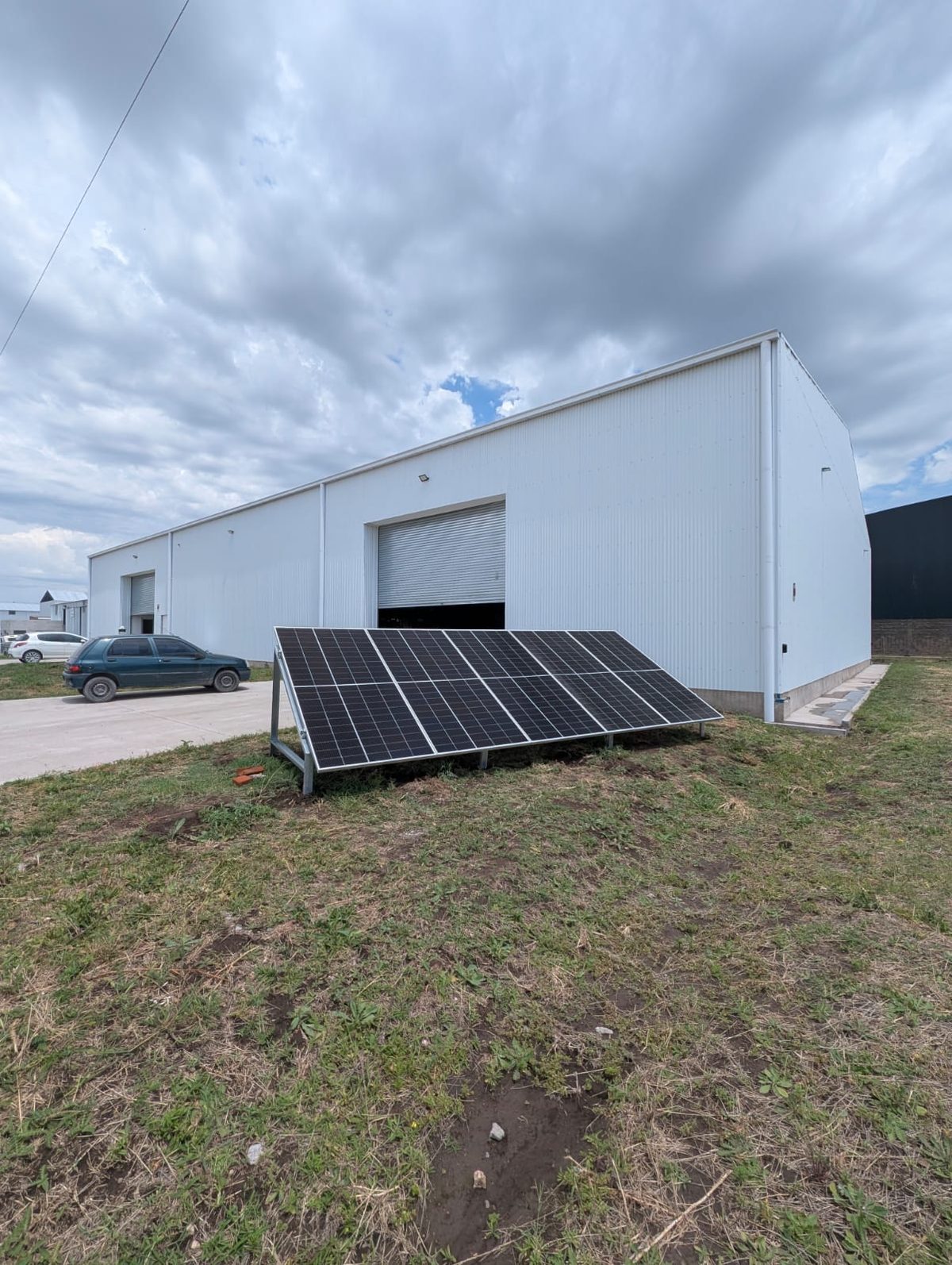 Estructura con paneles solares frente a depósito industrial, INSEL CLIMA, Tres Arroyos