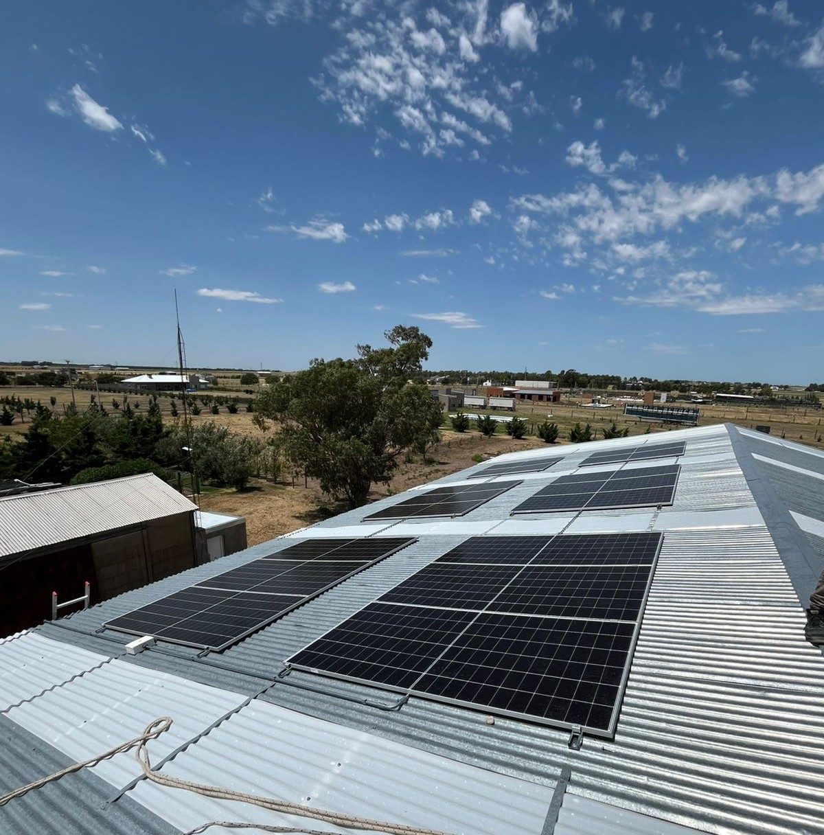Techo con paneles solares, vivienda residencial en Coronel Dorrego